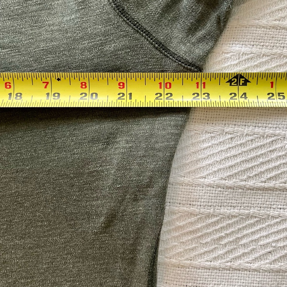 Banana Republic Olive Green Women's Long-Sleeve Crewneck Tee - Picture 4 of 6